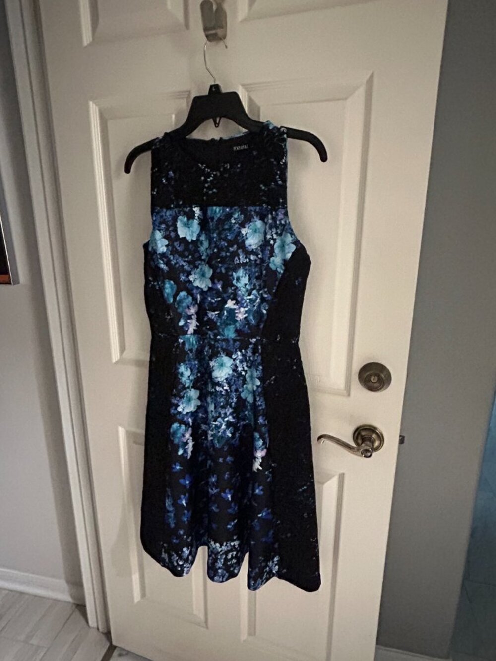 Roz & Ali Size 6, Black and Blue Floral Fit and Flare Dress